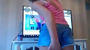 Genç kız, solo videoda oyuncaklarla kendini tatmin ediyor