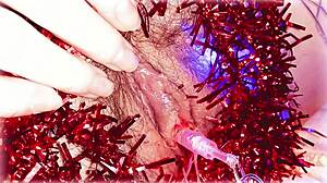 Kizárólagos karácsonyi punci buli szőrös és természetes klitorisszal nagy felbontásban