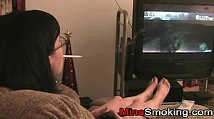 MILF-mamma nyder at ryge fetish med sin unge ven