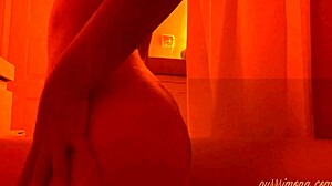 Amaterska punca z majhnimi joški uživa v senzualni kopeli in masturbaciji