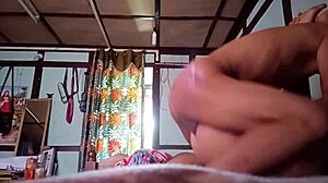 Obrovský penis šuká tesnú dierku v amatérskom videu