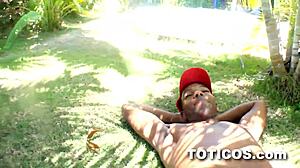 18년 된 비디오에서 도미니카의 십대 소녀가 잔디밭에서 인종 간 blowjob를합니다
