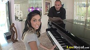 Маленькие сиськи Стефани Кэйн прыгают, когда она играет на пианино