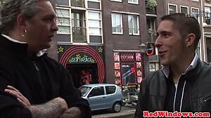 Hollandalı fahişe, ödeme yapan bir turisti yaramaz bir şekilde sakso çekiyor