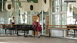 Amatorska gimnastyczka Alla Zadranaya pokazuje swoją nagą elastyczność