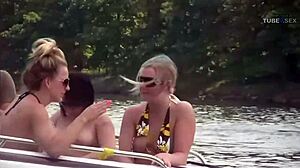 小柄な女の子がボートで挑発する HD ビデオ