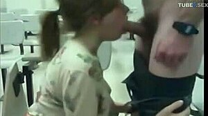 Amatør tenårings-kjæresten gir kjæresten sin en avsugning på webcam