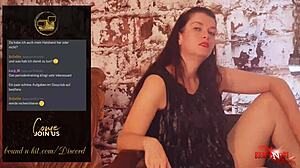 Dewi Femdom Lady Julina mengambil kendali dalam video fantasi BDSM-nya