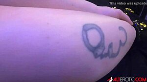 Nagy mellek és squirting akció karantén videóban tetovált csajjal