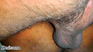 Velká kundička indické bhabhi je šukána velkým černým penisem