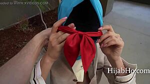 Adolescente de hijab aprende a se divertir