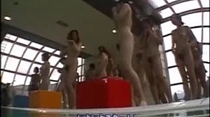 Vrele žene iz Japana učestvuju u podvodnoj fitnes igri