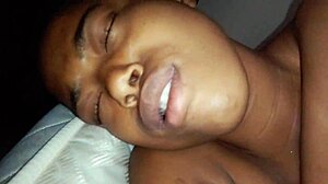 Черната тийнейджърка се справя с чудовищен член в хардкорно видео