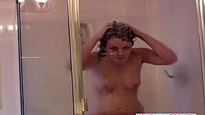 Bacuľatá tínedžerka sa sprchuje v koleji