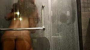 Любительская пара наслаждается жестким анальным и оральным сексом в ванной комнате