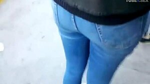 Ação anal softcore com uma garota magrinha de jeans