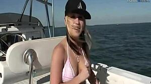 Μια άτακτη βόλτα με το πλοίο με μια σέξι νεαρή έφηβη που λαχταρά πρόσωπα και creampies