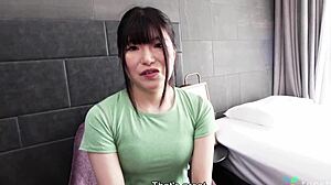 A adolescente japonesa Kaho mostra sua buceta raspada e suas habilidades de masturbação em um filme caseiro