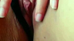 अमेचुर ब्रूनेट मोरोचा अपने बड़े क्लिट और प्राकृतिक स्तनों के साथ फोन पर मस्तुरबेट करती है
