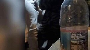 Amatør svart MILF blir tatt på fersken i offentligheten med en flaske overraskelse