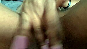 POV видео на индийско момиче, което си търкаля пишката и прави дълбоко гърло с дилдо