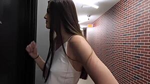 Profesorul și elevul se apropie personal într-un videoclip porno tabu