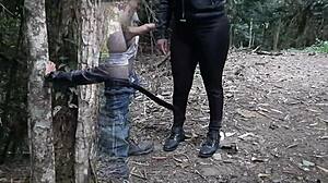 Amateur tiener krijgt creampie in het bos