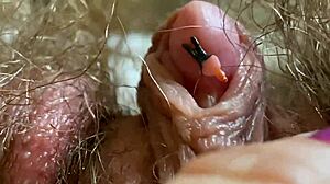 Uskomaton lähikuva isosta klitorisista ja peppureikästä HD-videossa