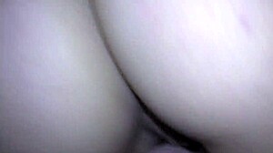 POV-video av en tjej som får sin trånga fitta utsträckt av en stor kuk