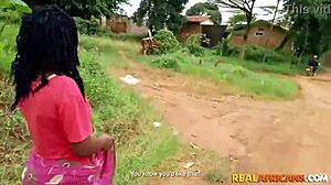 큰 엉덩이와 자연스러운 가슴을 가진 아프리카 청소부와의 POV 비디오