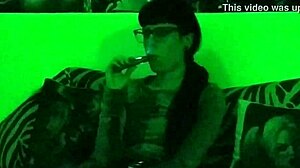 La teen europea Beth kinky fuma e fuma vapore in video HD