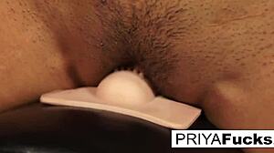큰 가슴의 인도 MILF Priya Rai가 카메라 앞에서 엄청난 오르가즘을 경험합니다