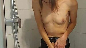 작은 십대 소녀가 샤워실에서 옷을 벗고 여러 번의 오르가즘을 경험합니다