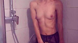 Liten tenåringsjente stripper av seg og får flere orgasmer i dusjen