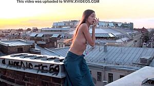 A sensual russa Sofy B mostra seu corpo lindo em público