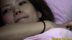 HD-video av japansk tenåring som fingrer seg selv til orgasme