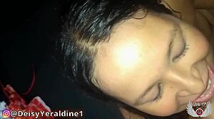 Amerikalı karı, sakso ve parmaklama yaptıktan sonra yüzüne boşalıyor