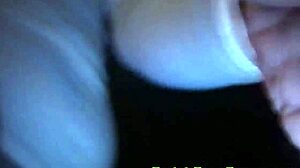 Zbliżenie piercingu dziewczyny i zabawy z jąderami w domowym filmie