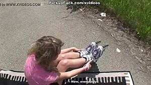 Μια ερασιτεχνική κοπέλα σε πατίνια κάνει μια πίπα δημοσίως