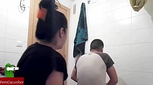 बाथरूम में कठोर गे सेक्स: एक गरम और चिपचिपा मुठभेड़