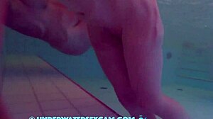 Nackte Babes genießen Unterwasser-Sex und Orgasmus im öffentlichen Pool