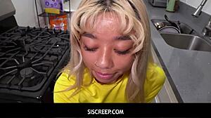 סיסי סקריפ - נערה שחורה מקבלת את הפטמות שלה מתוחות עד הקצה