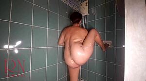 观看美丽的拉丁美女在公共淋浴中淘气,第一部分视频