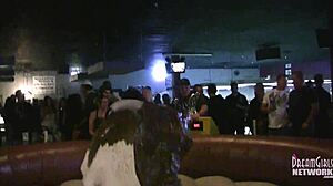 Garotas quentes de lingerie cavalgando touros em um bar local