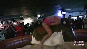 Chicas calientes en ropa interior montando toros en un bar local