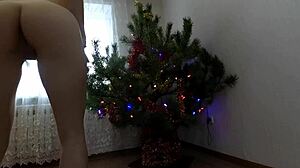 زوجان هاويان يمارسان الجنس الشرجي والمهبلي في فيديو إباحي لشجرة عيد الميلاد