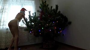 Cuplu amator este futut anal și în pizdă într-un videoclip porno cu pomul de Crăciun