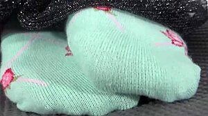 Lábfétis és csiklandozás: Egy nő lábát visszafogják és csiklózzák