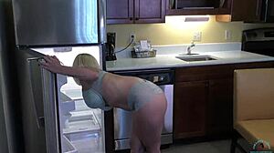 Sara St Clairs cu sânii mari și abilitățile de muie în bucătărie