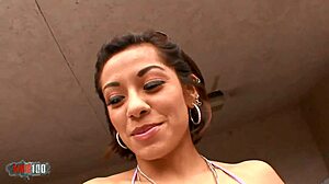 Zaadlozing op de tieten van een Latina babe na een hardcore neukbeurt in deze fetisjvideo